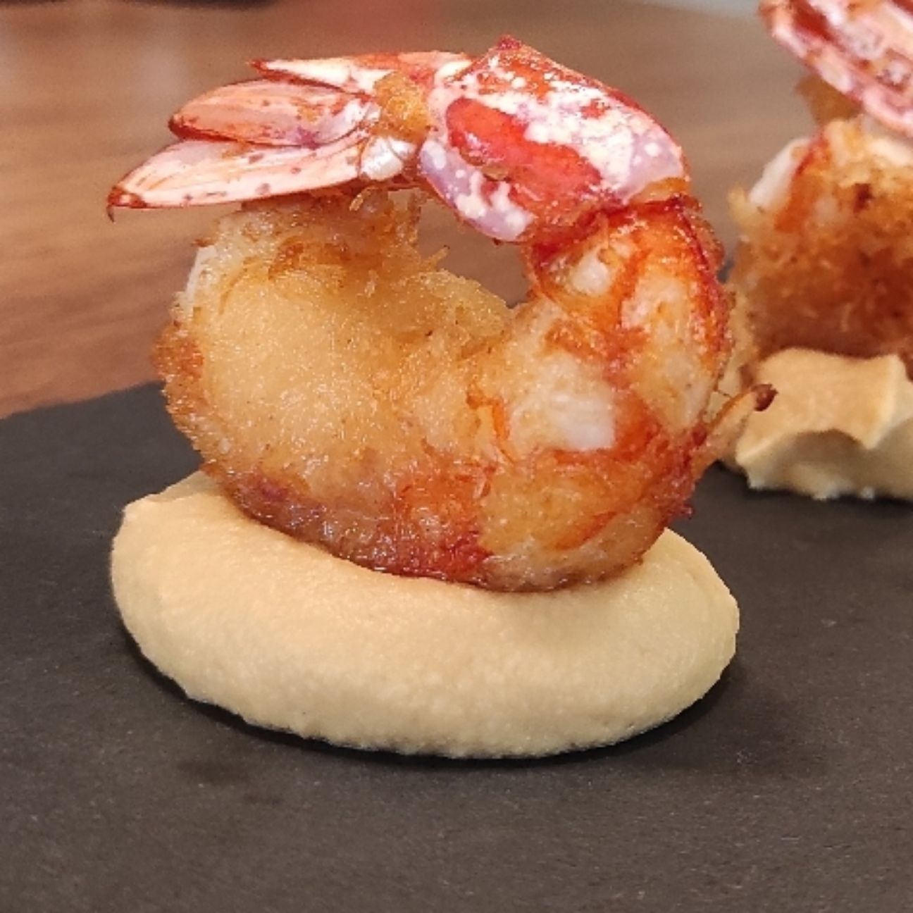 Gamberoni fritti su letto di crema di ceci