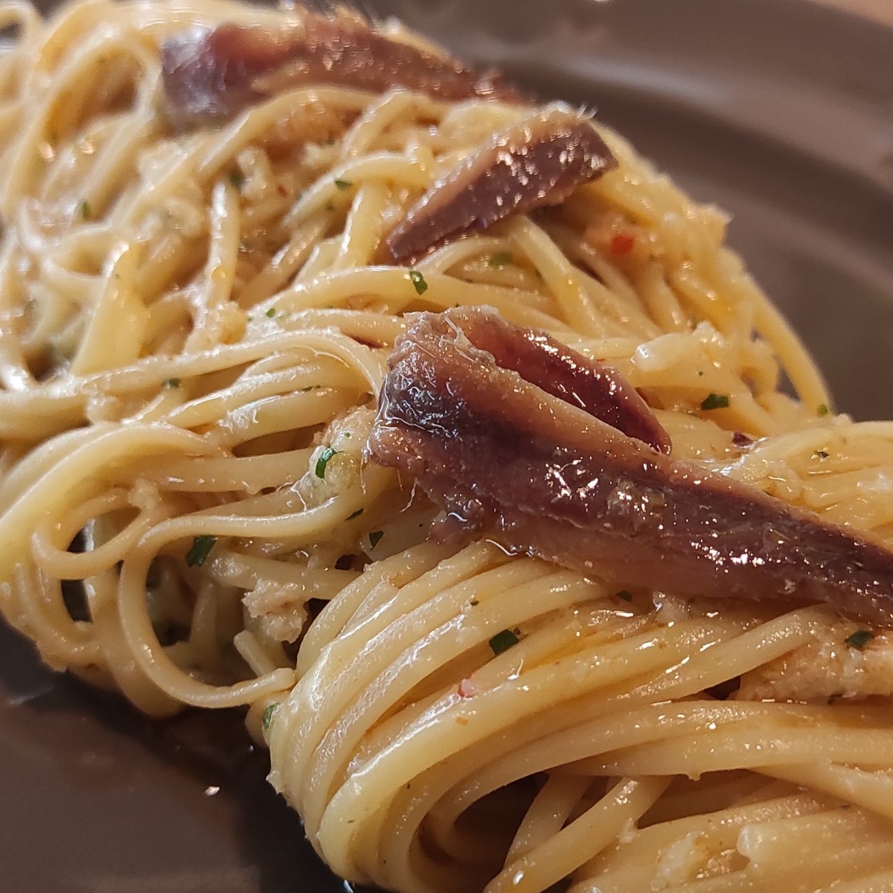Spaghetti aglio, olio, peperoncino, acciughe e briciole di pane