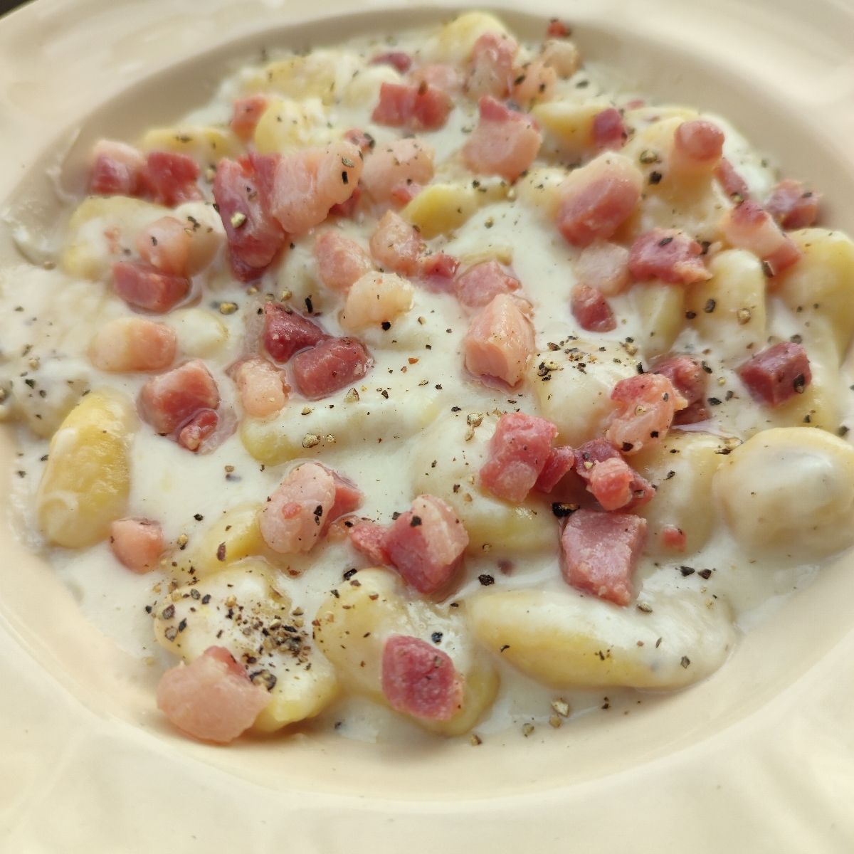 Gnocchi di patate con cacio e pepe e pancetta croccante