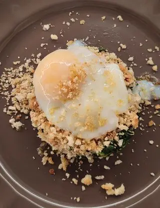 Ricetta Uovo a bassa temperatura su letto di spinaci, crumble di pane al burro ed olio tartufato di Andrea_Ricci