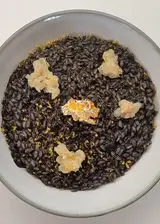 Ricetta Risotto al nero di seppia con tartare di scampi, bottarga e foglia d'oro