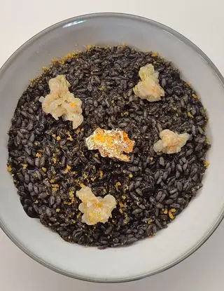Ricetta Risotto al nero di seppia con tartare di scampi, bottarga e foglia d'oro di Andrea_Ricci