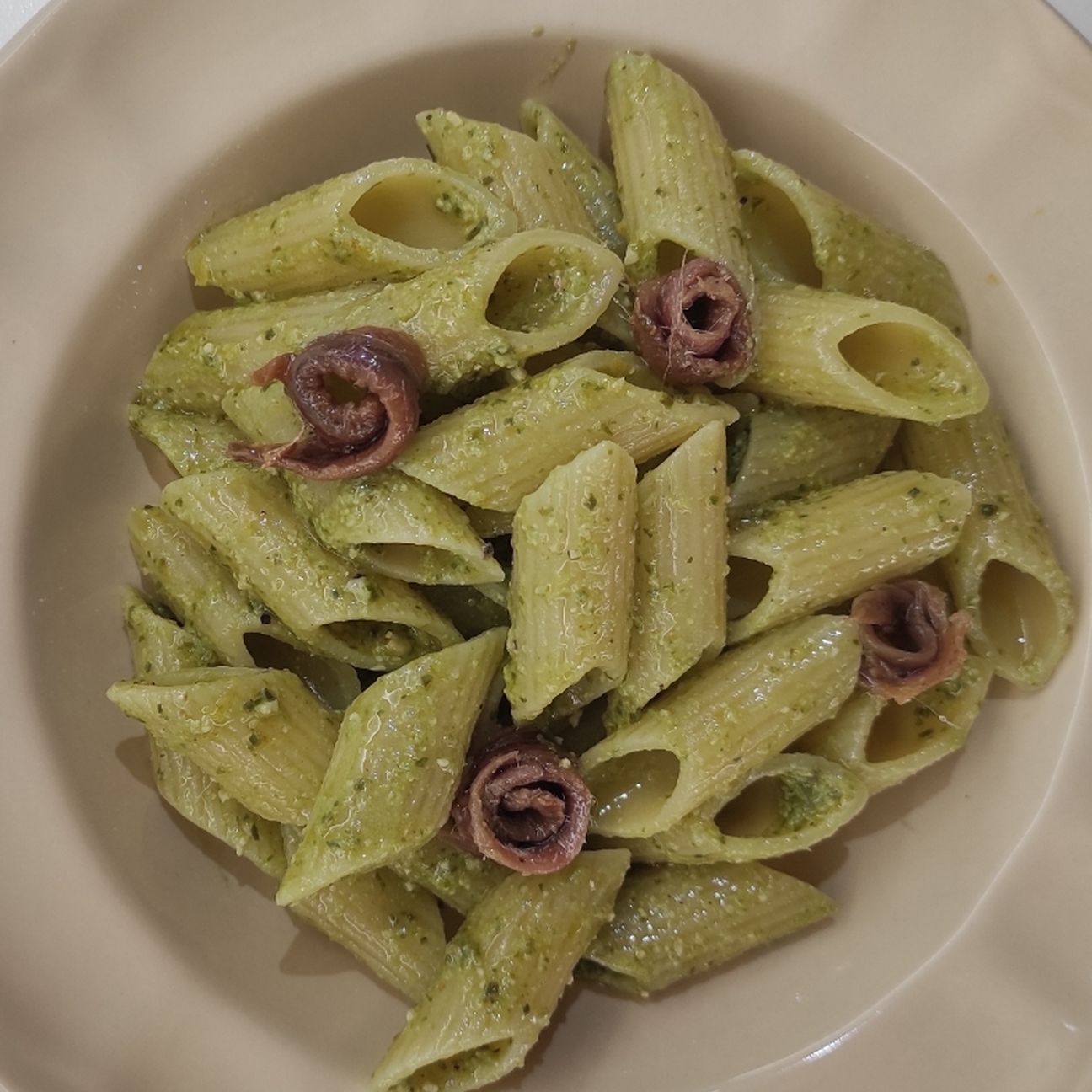 Pennoni con pesto aromatizzati al limone ed acciughe del Cantabrico