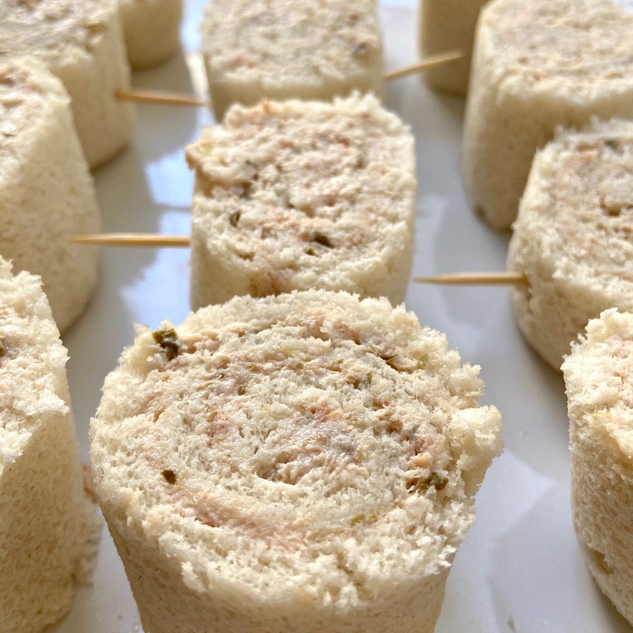 Girelle salate di pancarrè con mousse di tonno