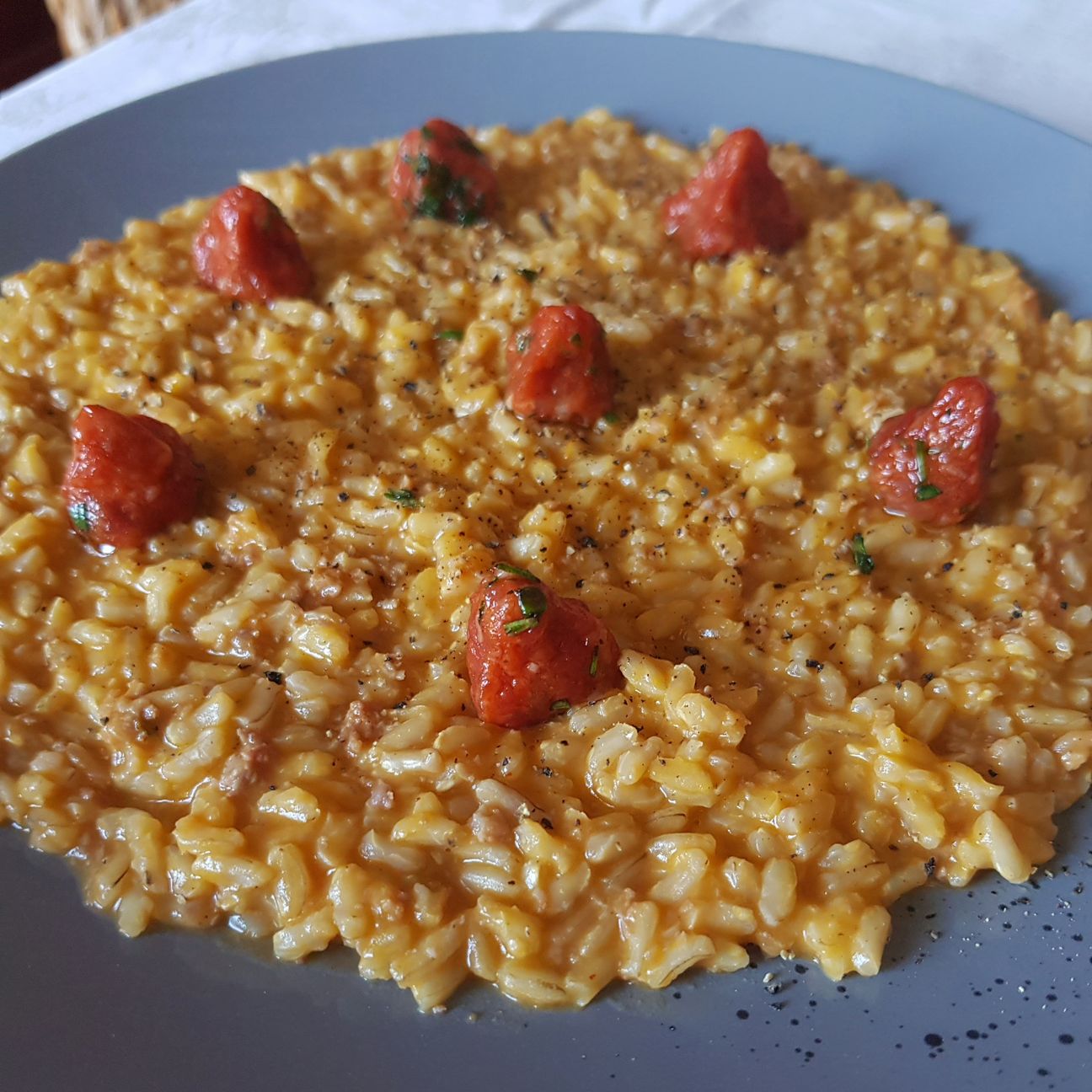 riso integrale, salsiccia di cavallo cotta e cruda, crema di zucca alle erbe al forno