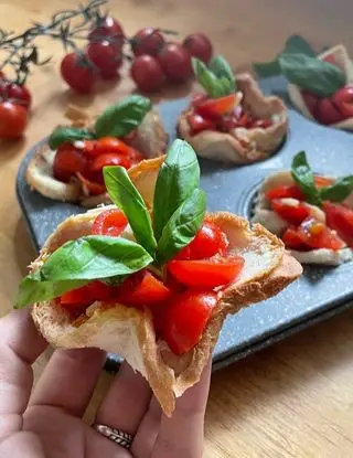 Ricetta Cestini di pancarrè con pomodorini, scaglie di grana e basilico di federica.rizzo1995