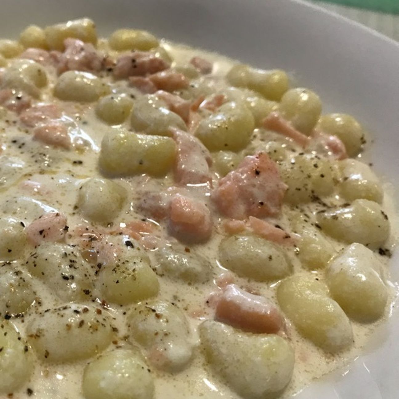 Chicche con salmone e crema di burrata
