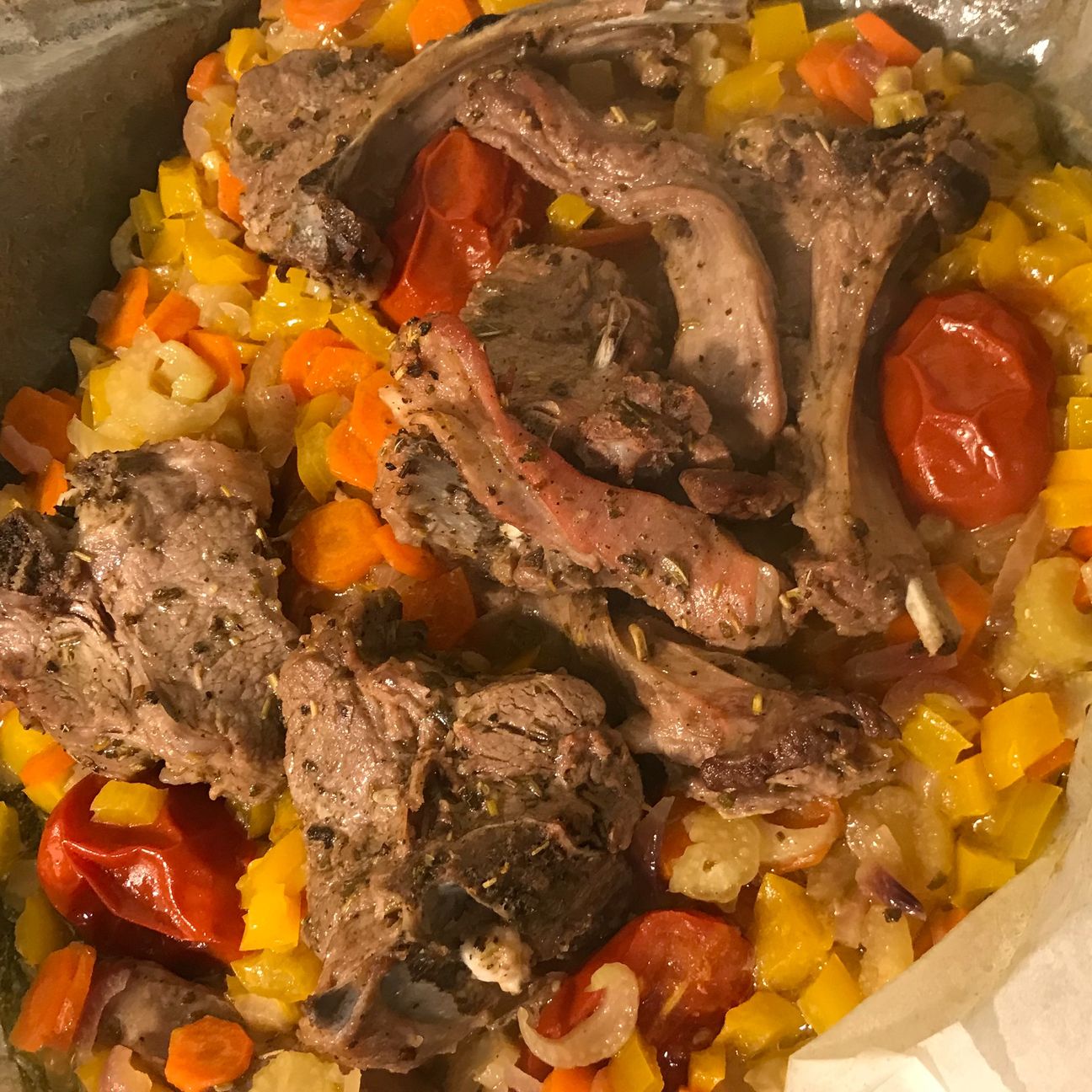 Costolette di agnello al cartoccio e verdure