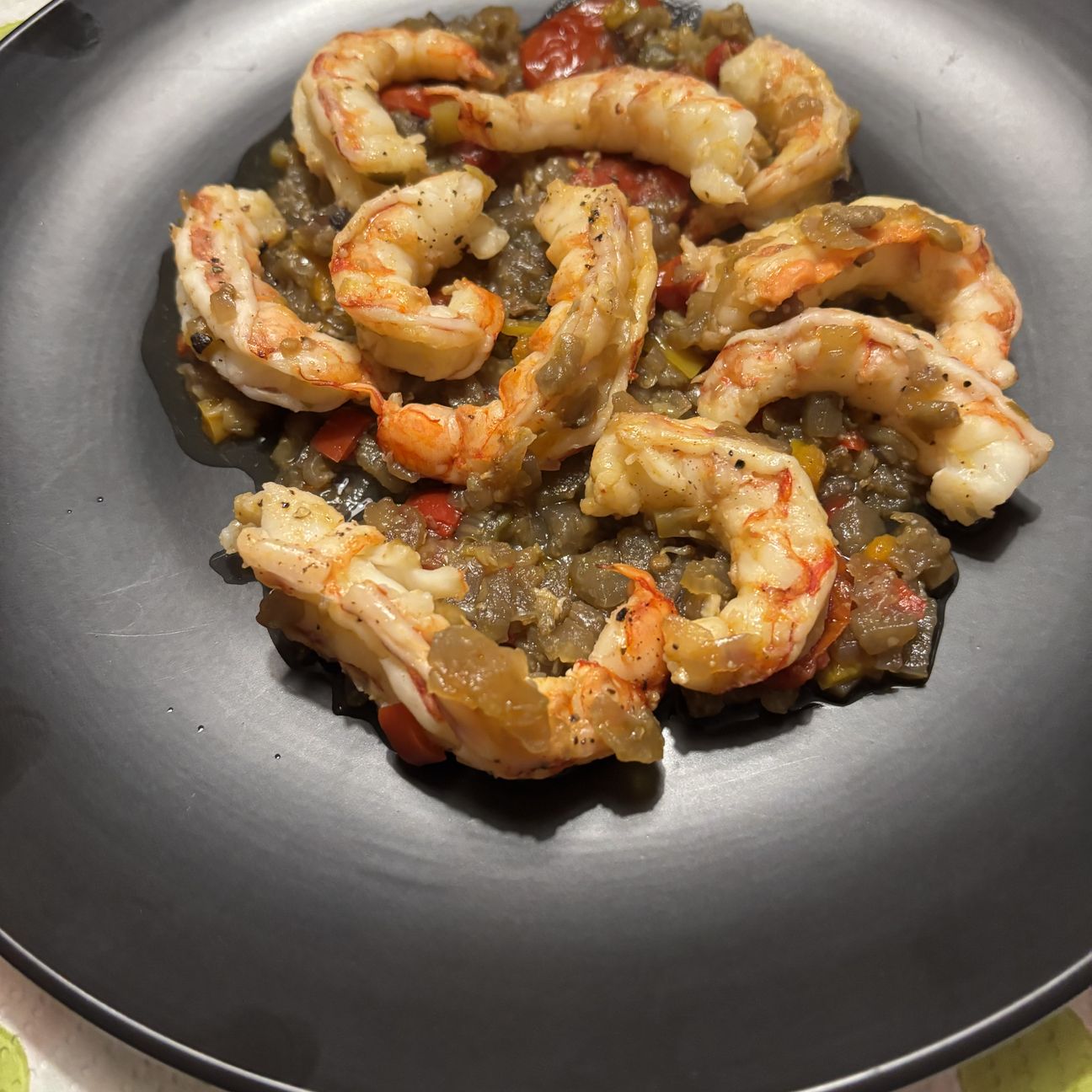 Code di gamberi con caponata al cartoccio