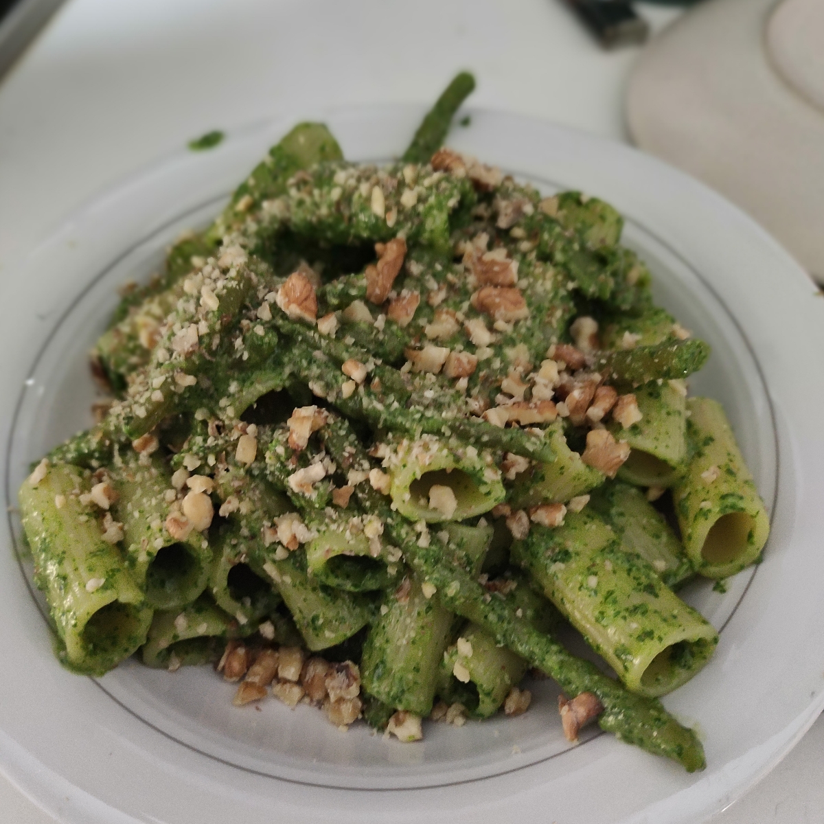 Rigatoni al pesto di zucchine, fagiolini e noci .