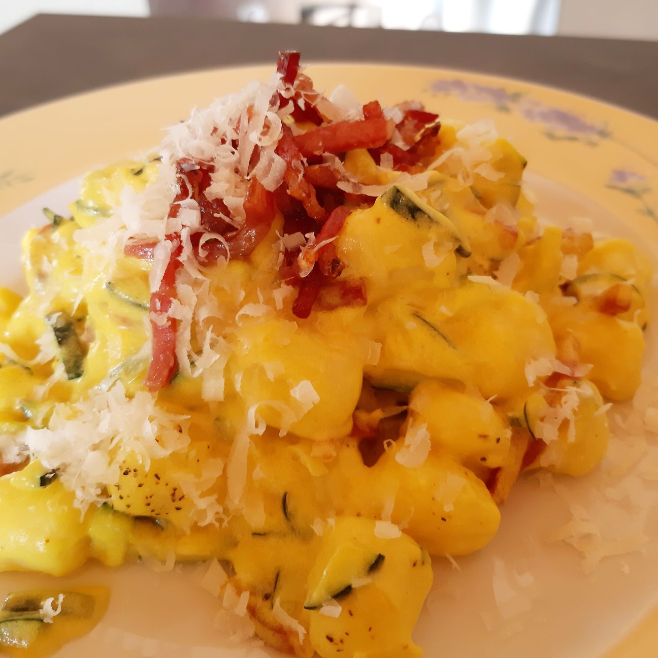 Gnocchi con crema di zafferano, speck e zucchine