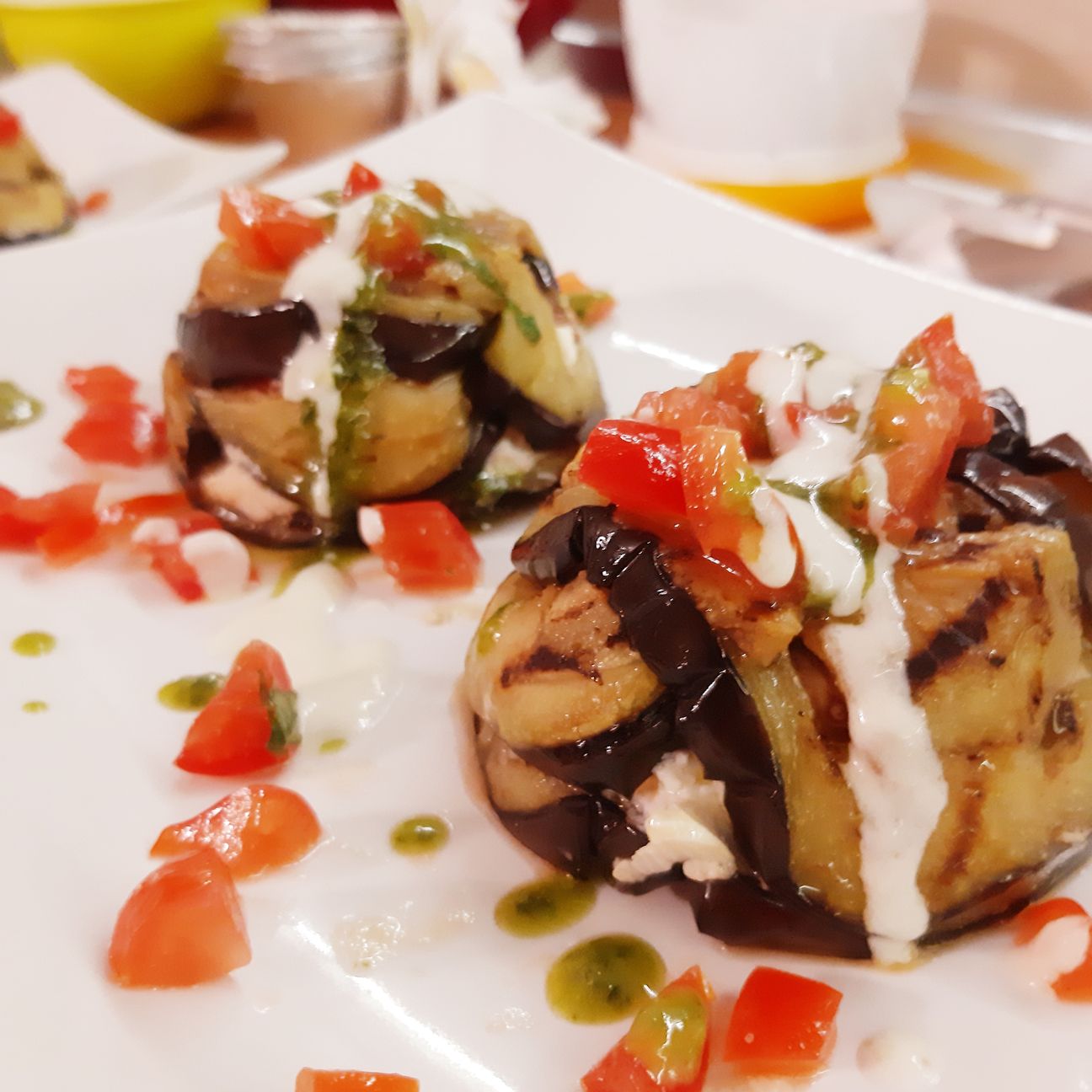 Tortino di melanzane, burrata, pomodorini e pesto