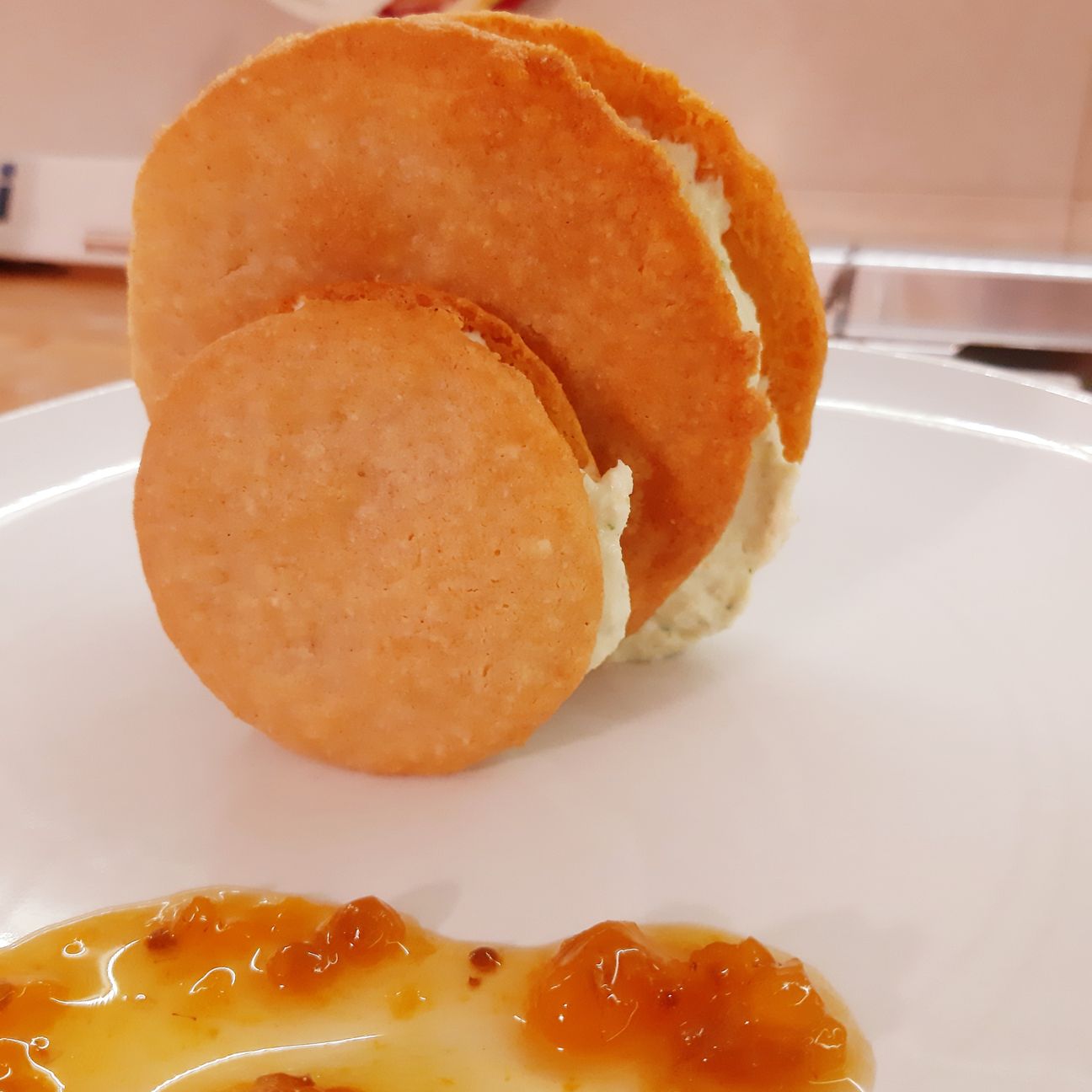 Cookies al Parmigiano Reggiano DOP, mousse di baccalà e confettura di Lakka (mora artica)