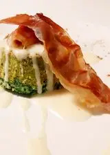 Ricetta Tortino di spinaci e ricotta, salsa di Parmigiano Reggiano DOP e speck croccante
