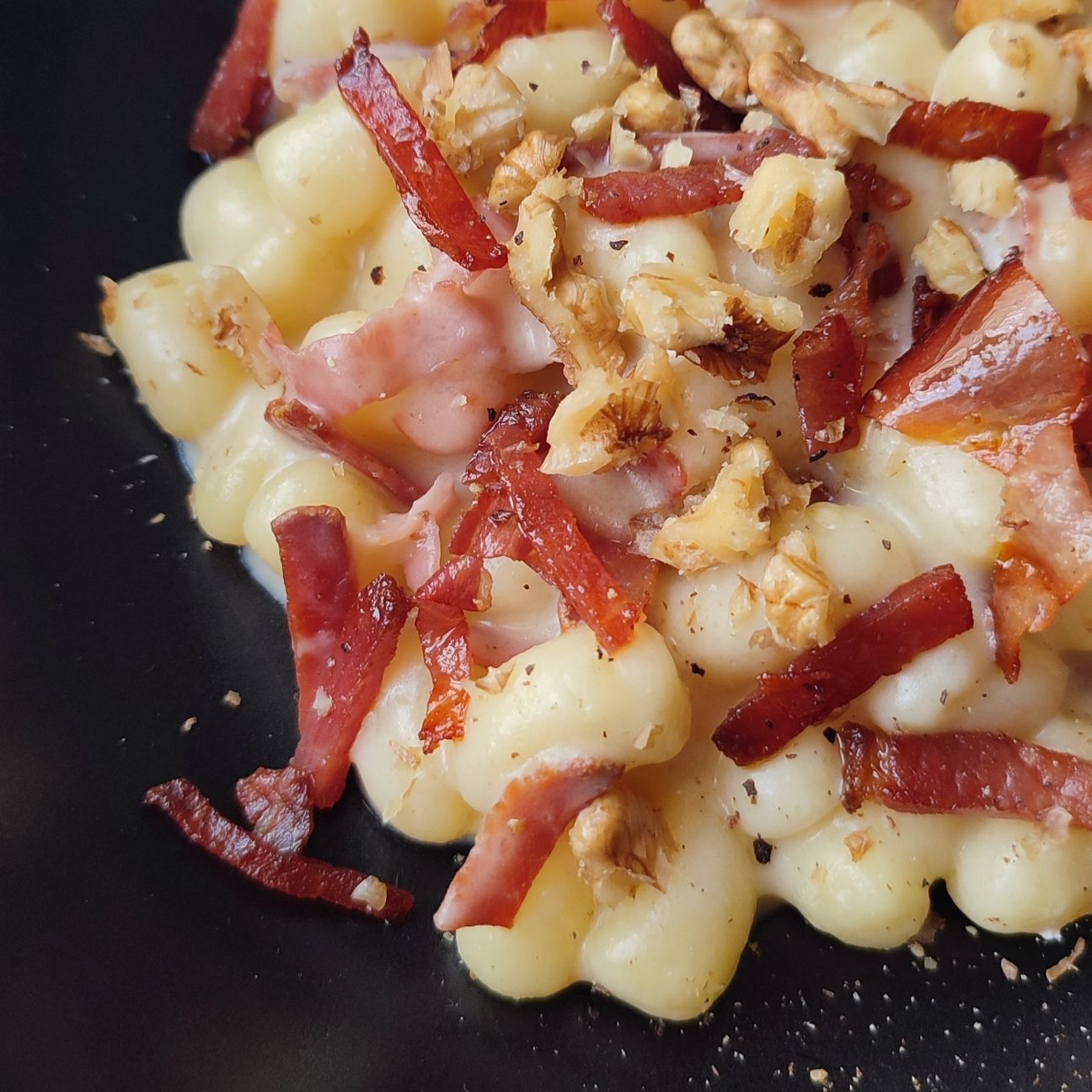 GNOCCHI CON FONDUTA DI PECORINO SPECK E NOCI