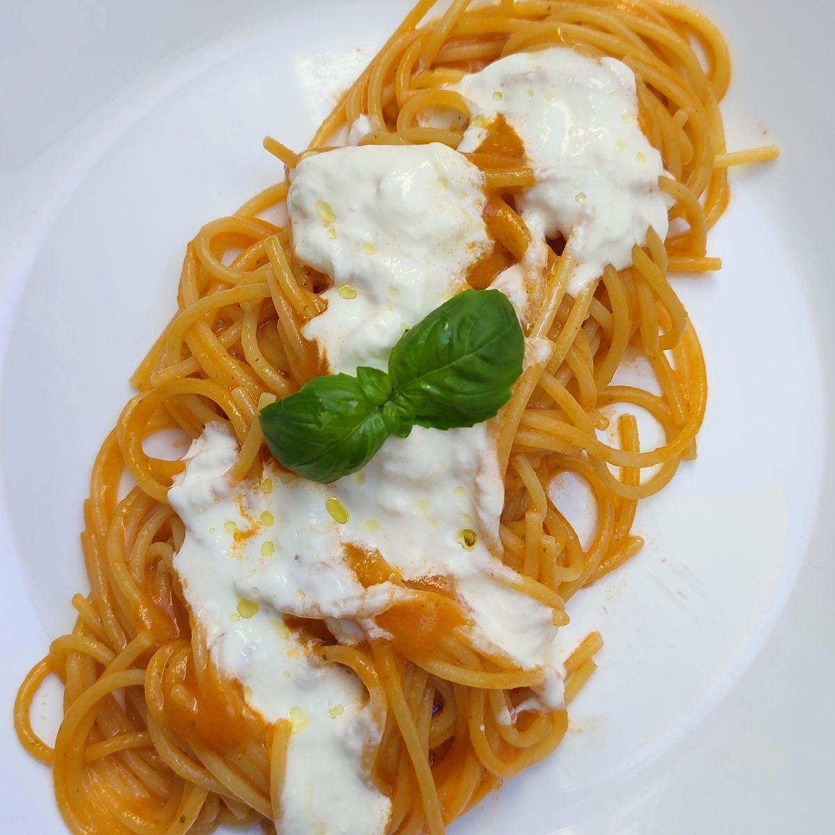 SPAGHETTI CON CREMA DI DATTERINO GIALLO E STRACCIATELLA