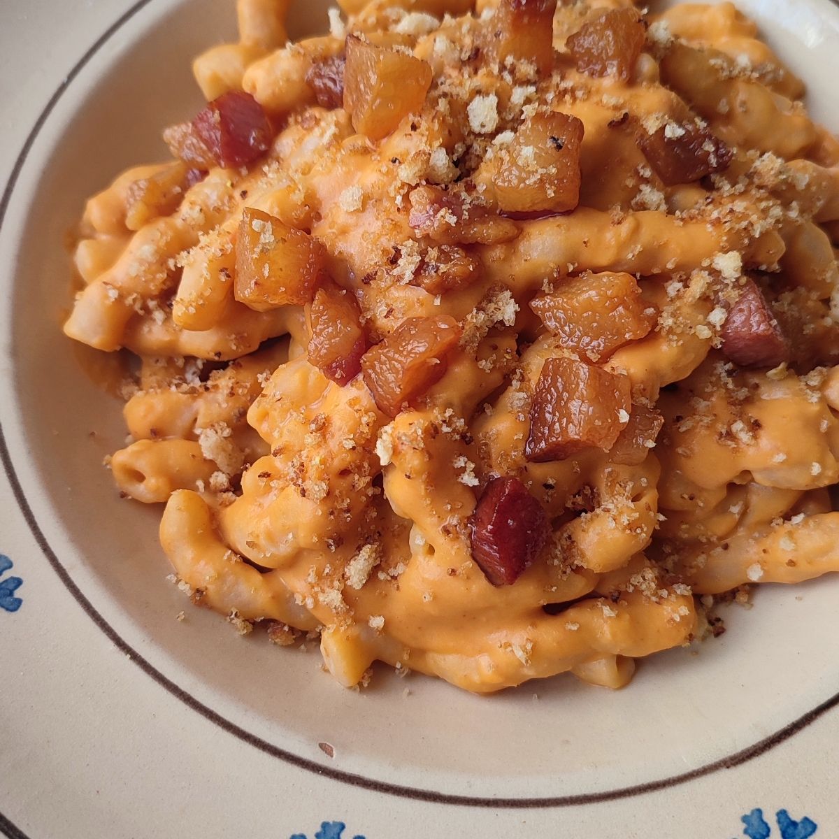 BUSIATE CON CREMA DI NDUJA E CANNELLINI, GUANCIALE E PANE