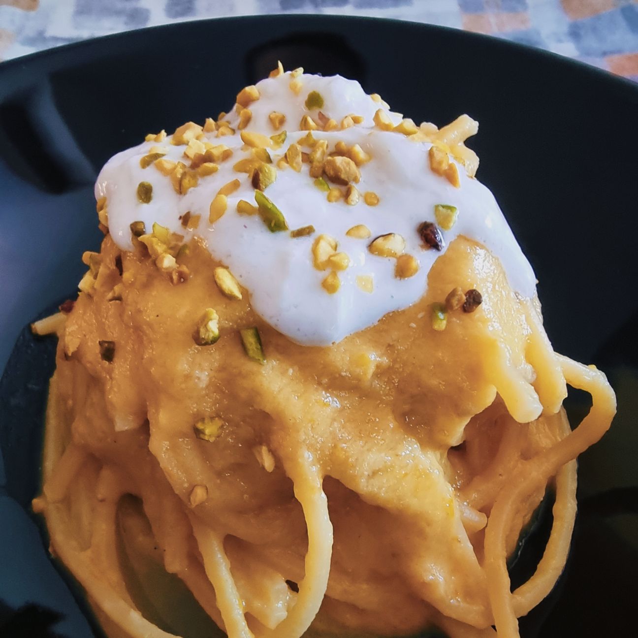 Spaghetti, datterini, stracciatella e pioggia di pistacchi