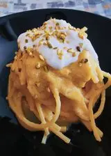 Ricetta Spaghetti, datterini, stracciatella e pioggia di pistacchi