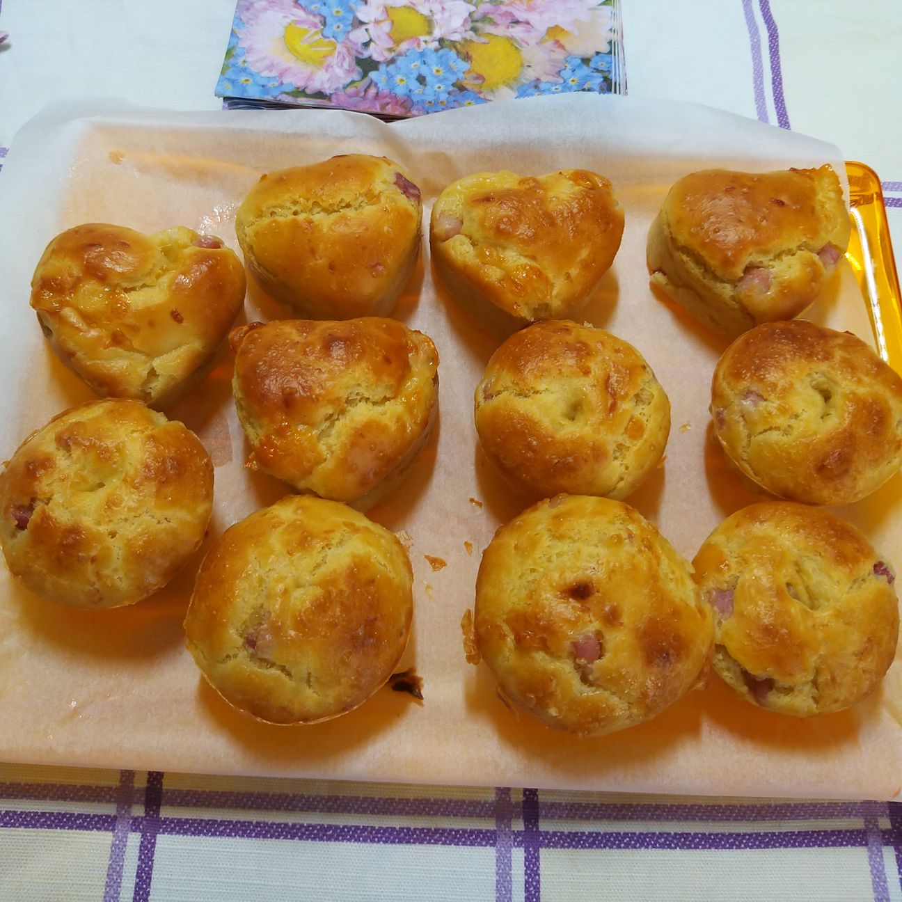 Muffin salati con salumi e formaggi