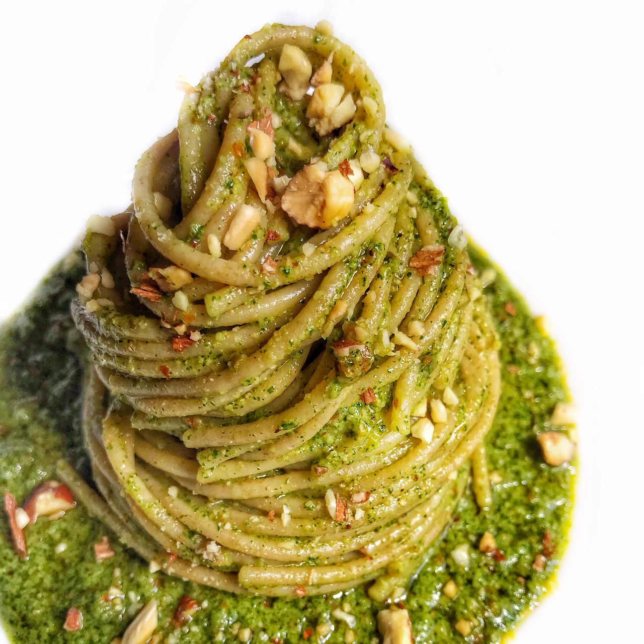 Spaghetti al pesto di rucola, mandorle e pomodori secchi.