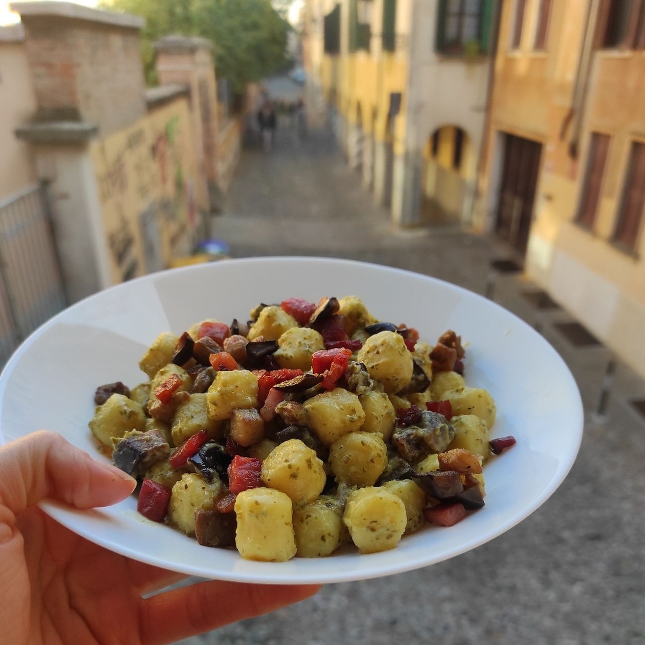 Gnocchetti al pesto con melanzane e pancetta