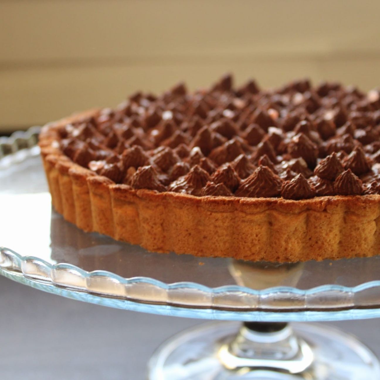 Crostata al caramello salato e namelaka al cioccolato fondente