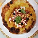 Ricetta Pizza in doppia cottura con mozzarella, crema di zucca, speck, stracciatella e olive nere