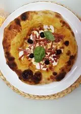 Ricetta Pizza in doppia cottura con mozzarella, crema di zucca, speck, stracciatella e olive nere