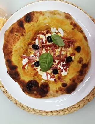 Ricetta Pizza in doppia cottura con mozzarella, crema di zucca, speck, stracciatella e olive nere di ileniagrossud