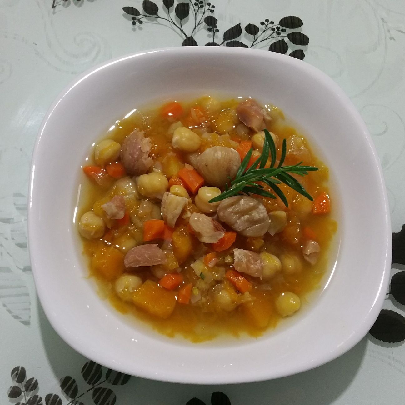 Zuppa di ceci, zucca e castagne.