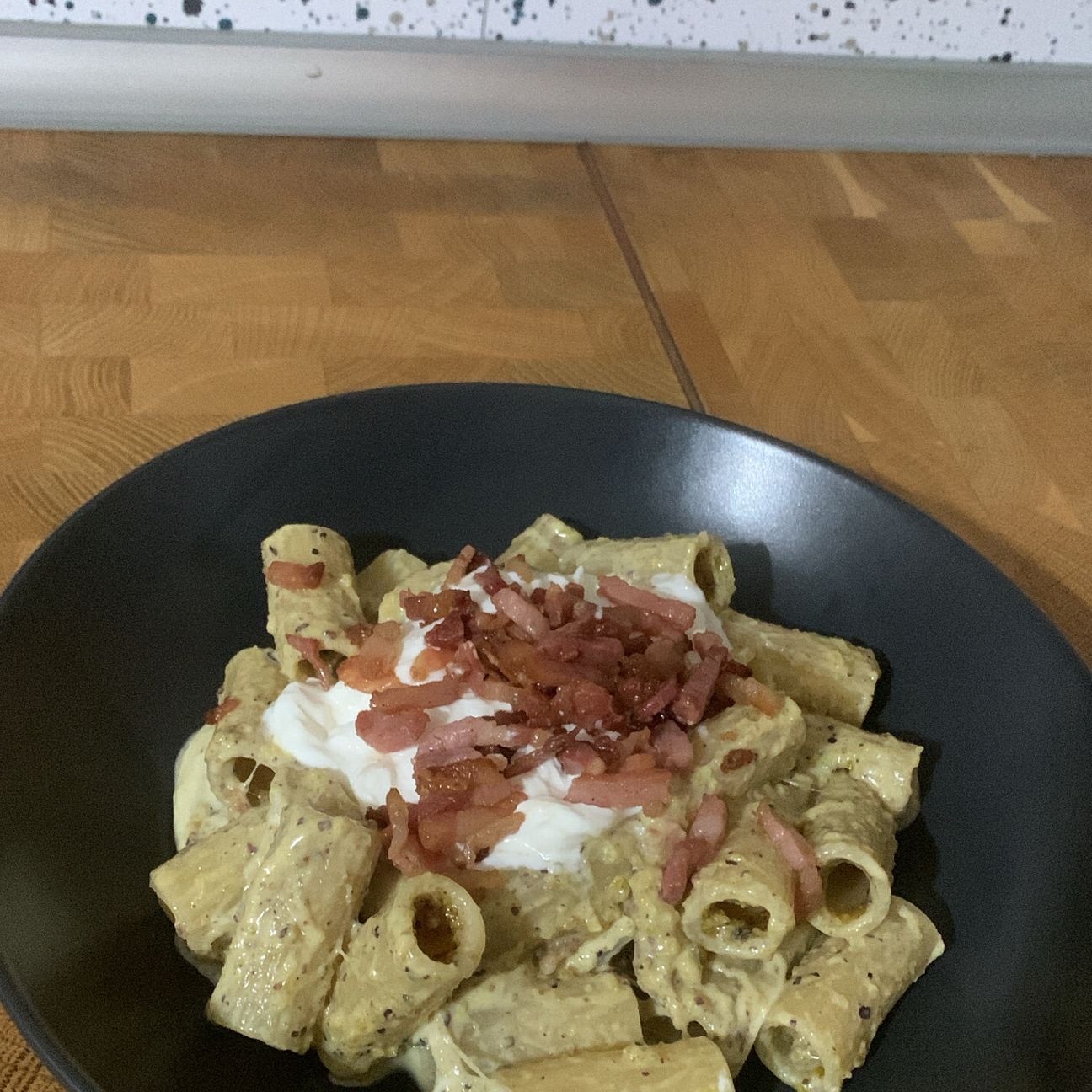 Rigatoni, pesto di pistacchio guanciale e stracciatella