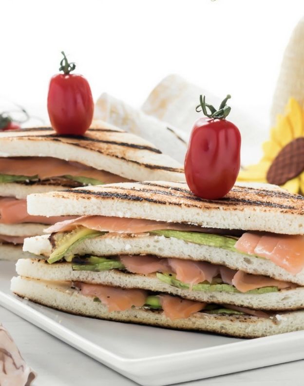 CLUB SANDWICH CON SALMONE ROBIOLA E ZUCCHINE