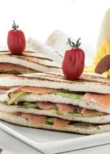 Ricetta CLUB SANDWICH CON SALMONE ROBIOLA E ZUCCHINE