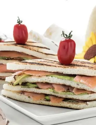 Ricetta CLUB SANDWICH CON SALMONE ROBIOLA E ZUCCHINE di lemilleeunabontadifranci