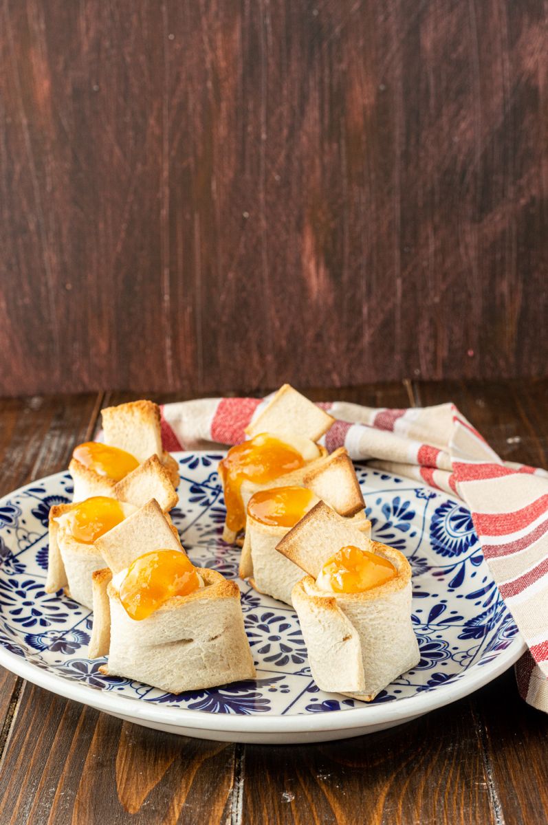 CESTINI DI PANE CON CREMA E MARMELLATA