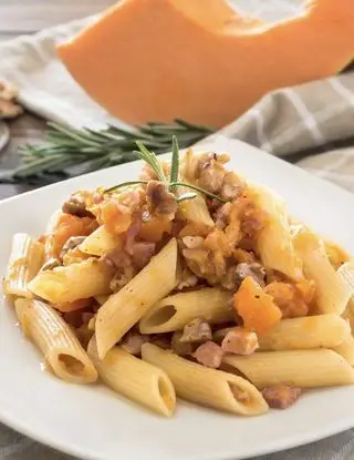 Ricetta PENNE RIGATE CON ZUCCA PANCETTA E NOCI di lemilleeunabontadifranci