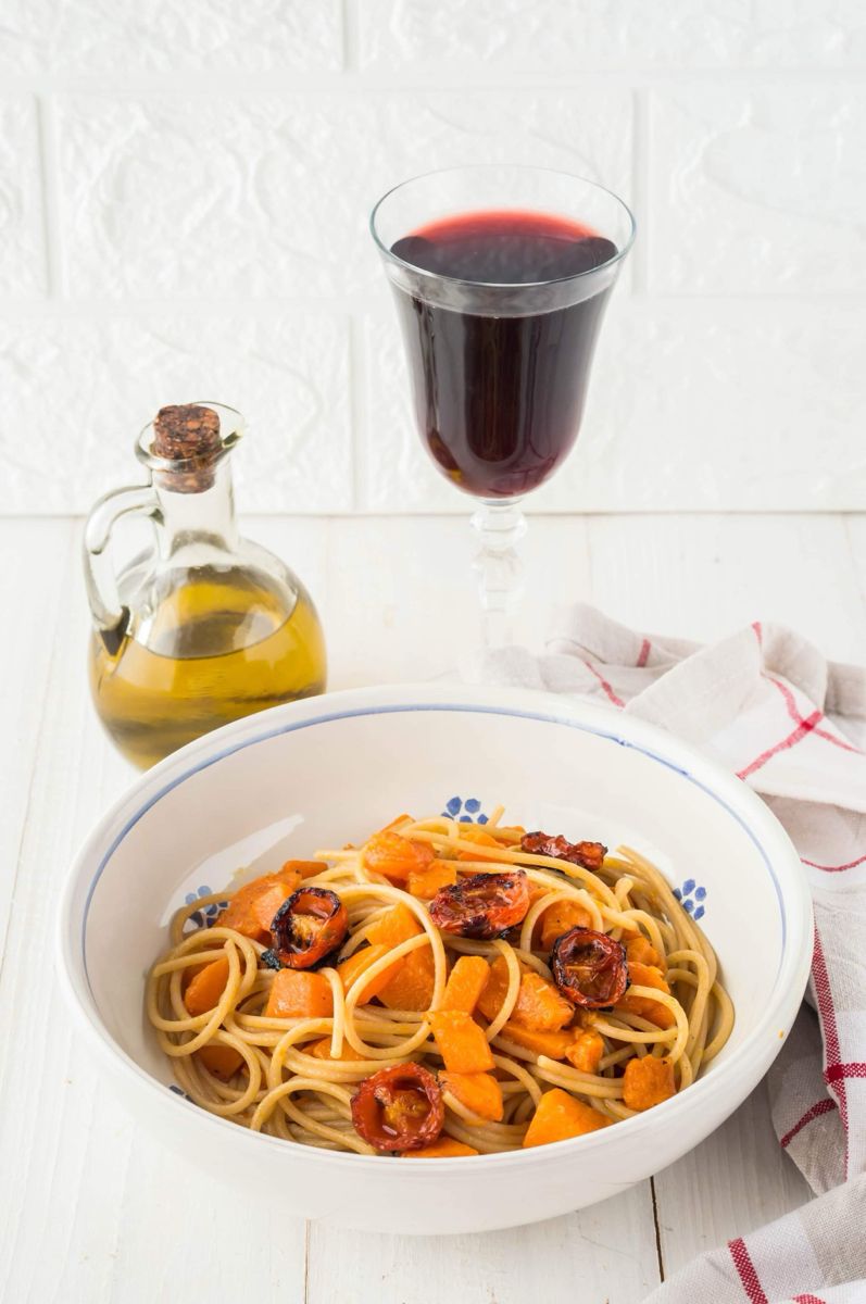 SPAGHETTI INTEGRALI CON ZUCCA E POMODORINI CONFIT