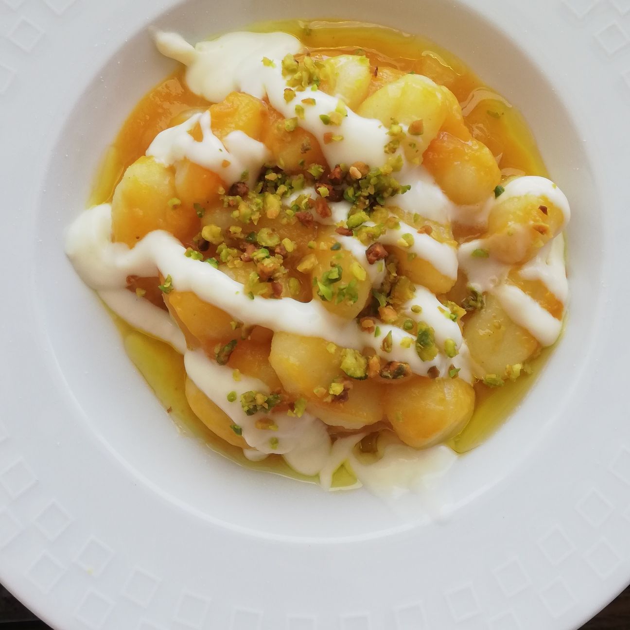 Gnocchetti su vellutata di zucca, con crunch di pistacchi e fonduta di provola affumicata