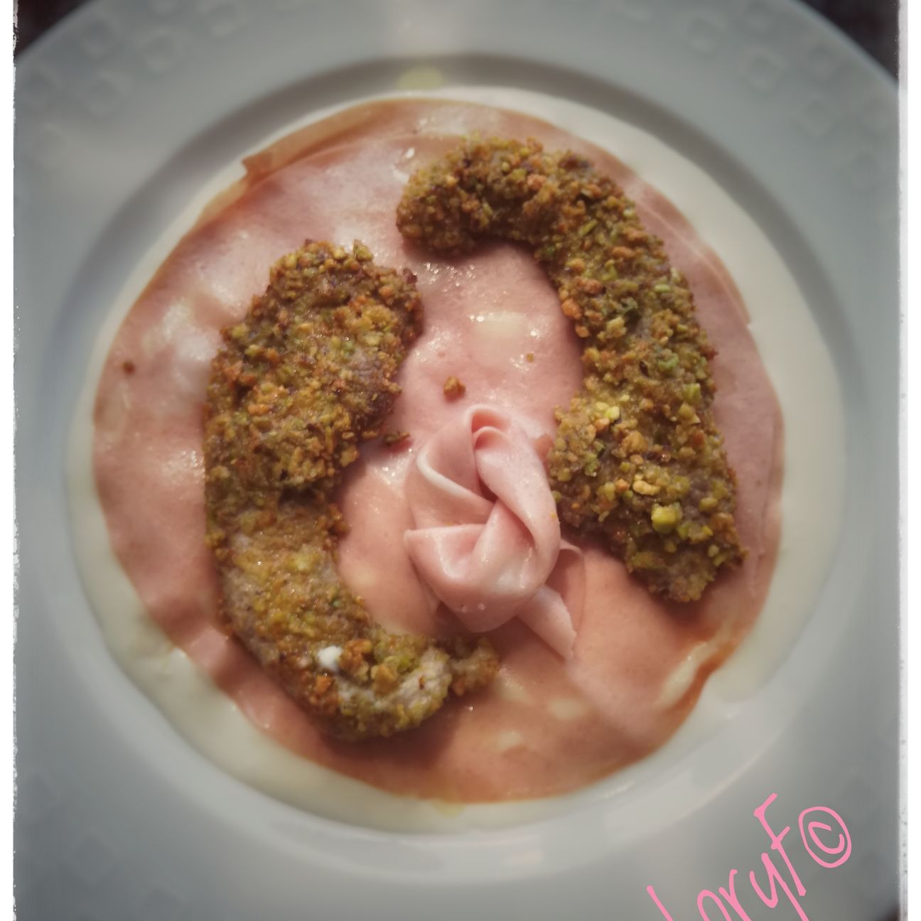 Cotolettine di vitello impanate al pistacchio su fondo bianco di Provolone del Monaco e letto morbido di mortadella