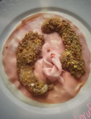 Ricetta Cotolettine di vitello impanate al pistacchio su fondo bianco di Provolone del Monaco e letto morbido di mortadella di loryf83