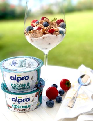 Alpro cocco e stracciatella frutti rossi fiocchi di avena stratificati.. - Al.ta Cucina | lucia.pavanastolfo