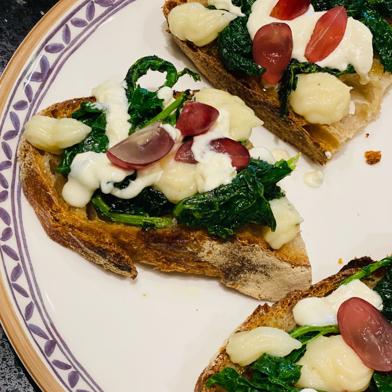 Crostone di pane crema di pere e fonduta di brie e taleggio
