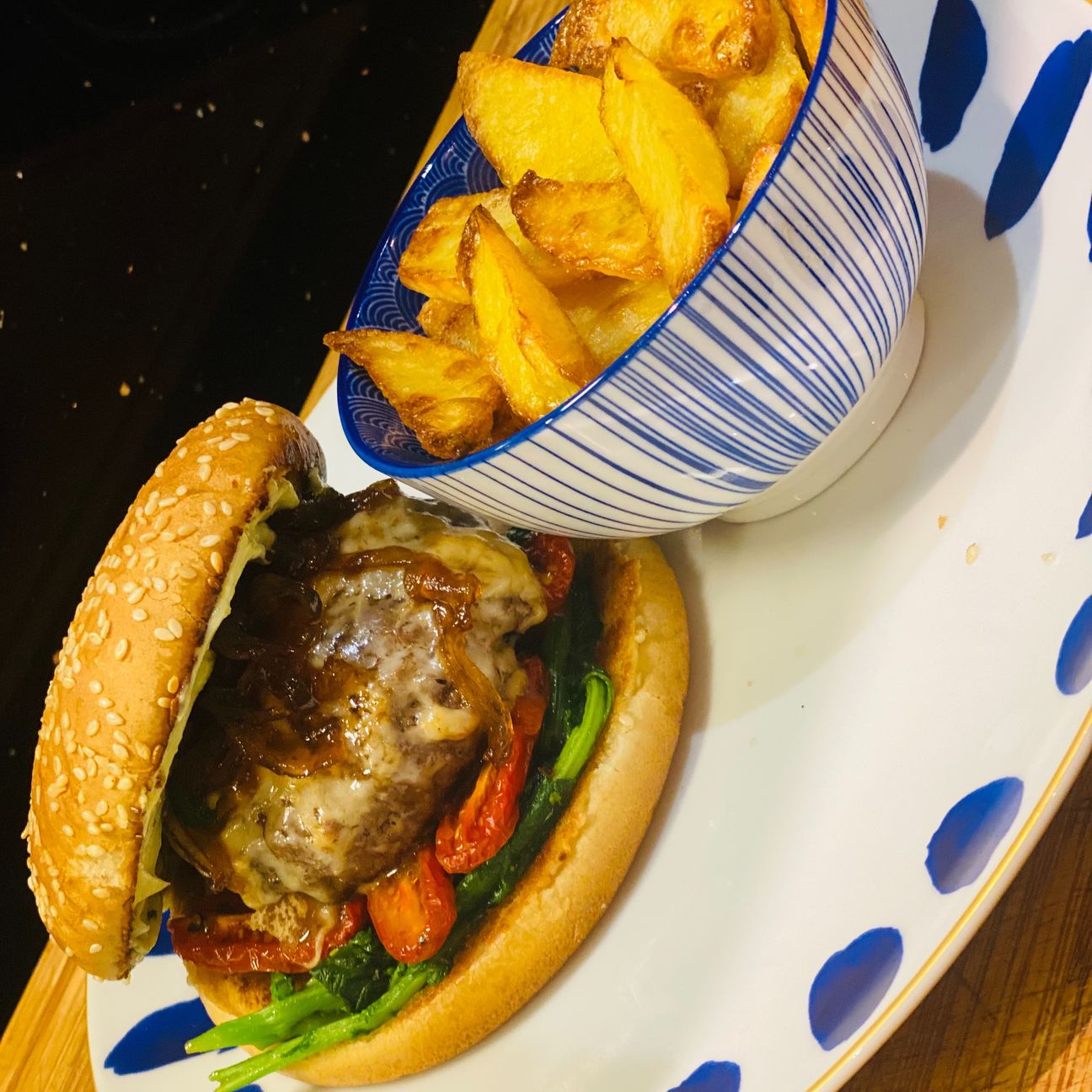 Hamburger all’italiana con patate croccanti