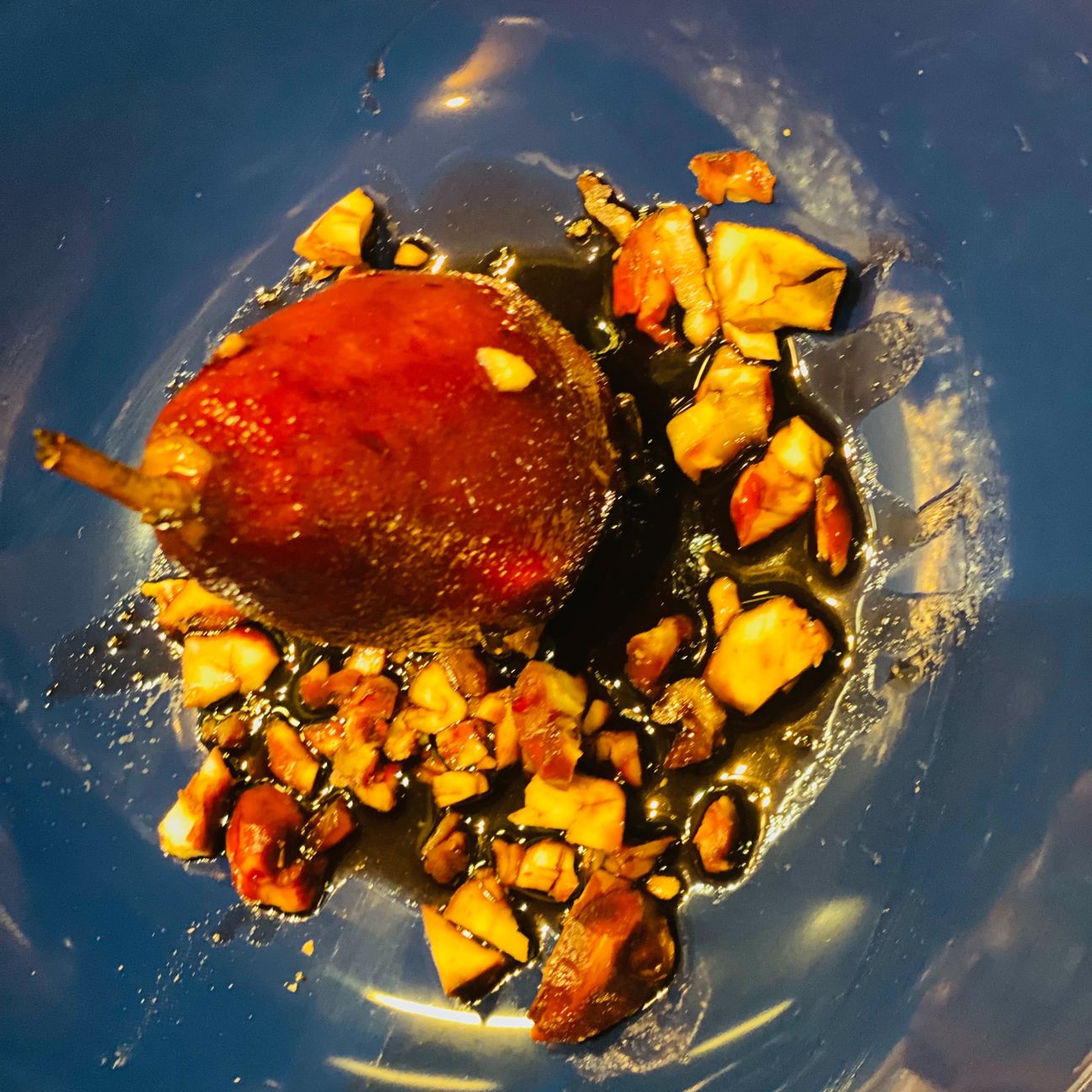 Pere speziate al vino rosso e crumble di castagne