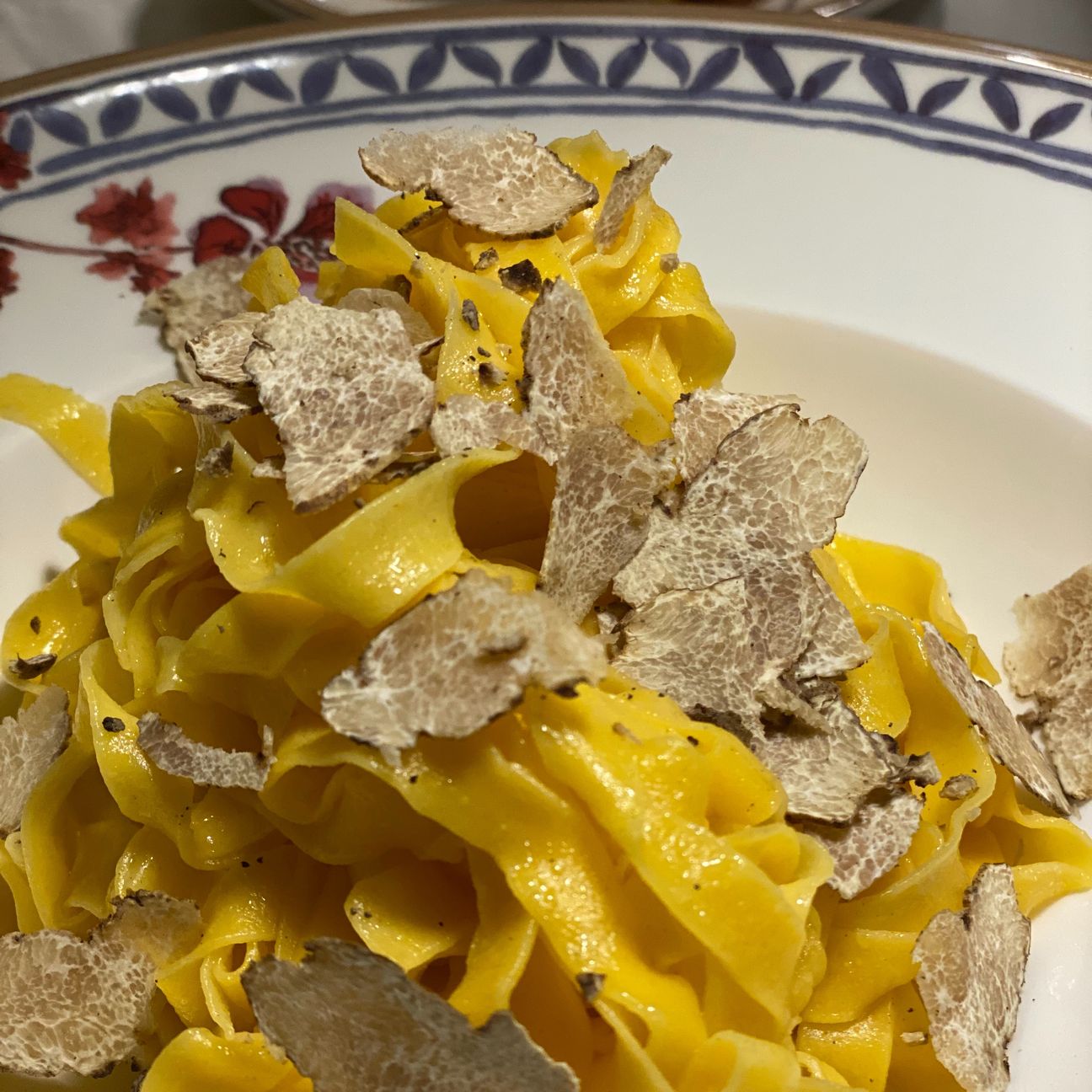 Tagliatelle all’uovo su fonduta di parmigiano e tartufo bianco