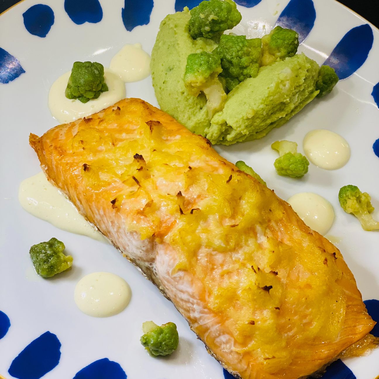 Filetto di salmone croccante , maionese al limone e crema di broccolo romano