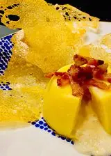 Ricetta Tortino di polenta con cuore fondente , croccante di guanciale e chips di polenta