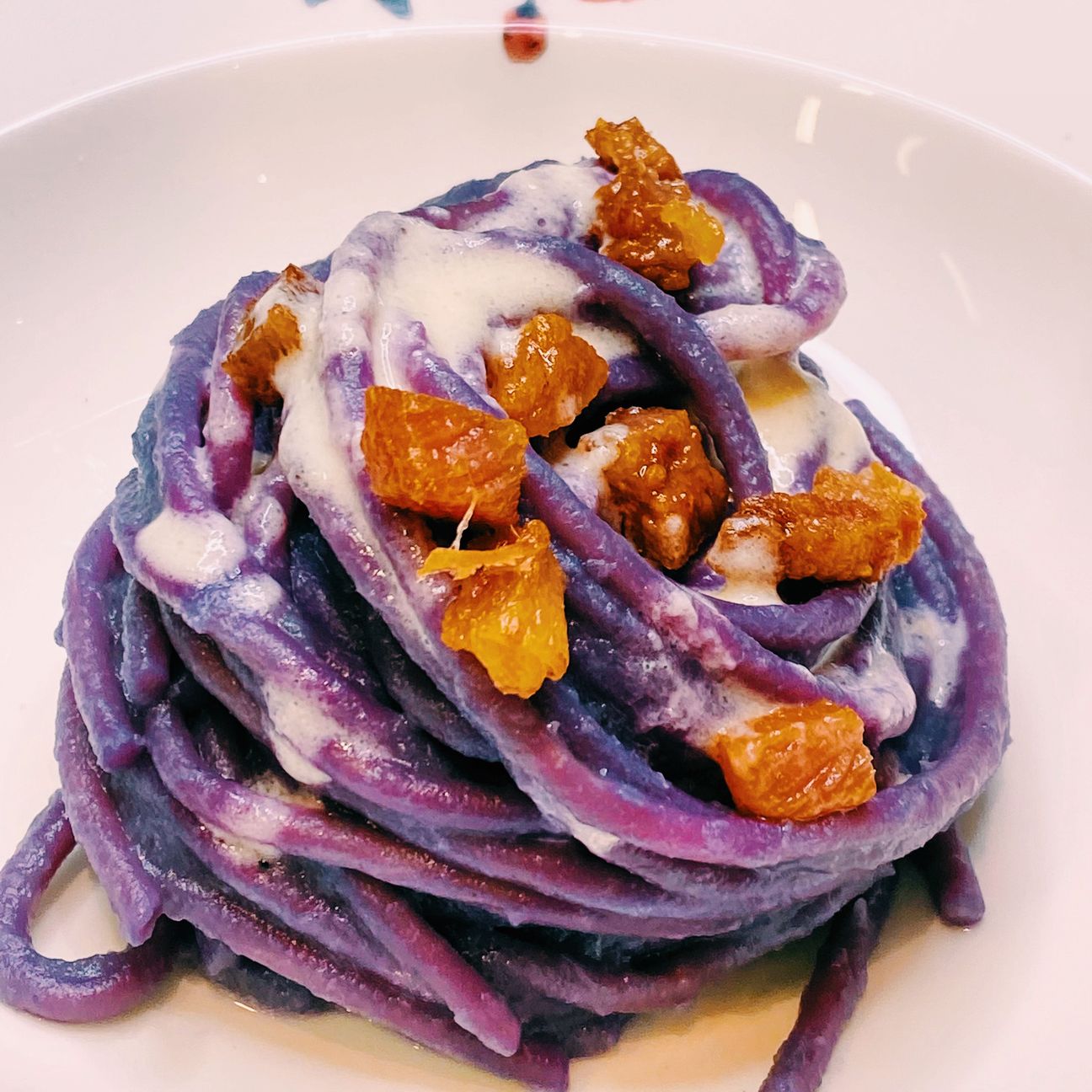 Spaghetti viola con crispy di guanciale