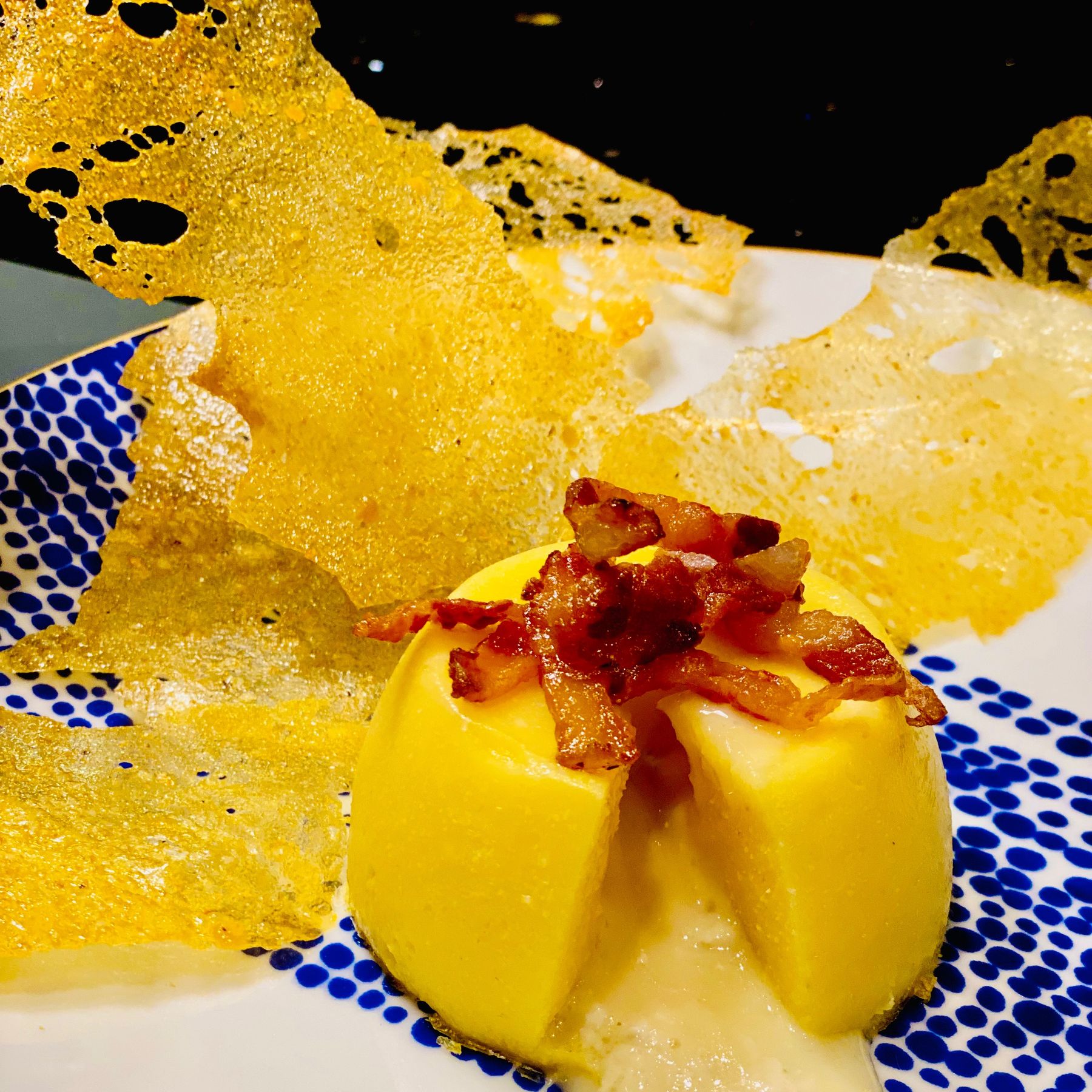 Tortino di polenta con cuore fondente , croccante di guanciale e chips di  polenta